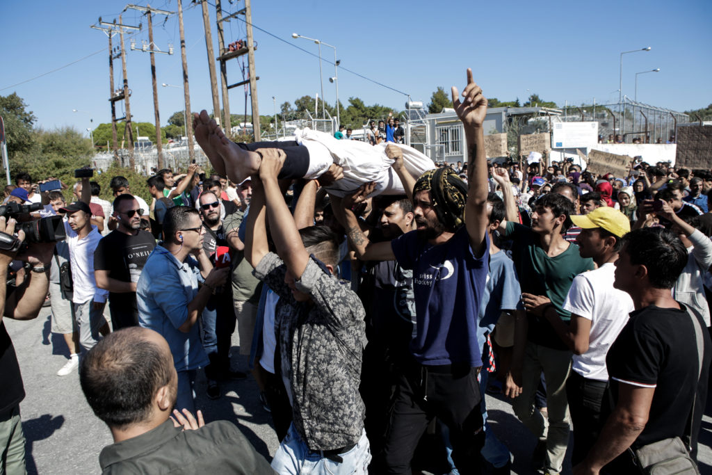 Μετανάστες διαδήλωσαν στη Μόρια κρατώντας ομοίωμα νεκρού (Photos)