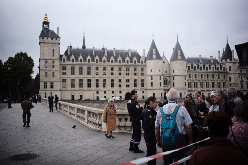 Παρίσι: Τέσσερις νεκροί μετά από επίθεση στο αρχηγείο της αστυνομίας-  (Photos)