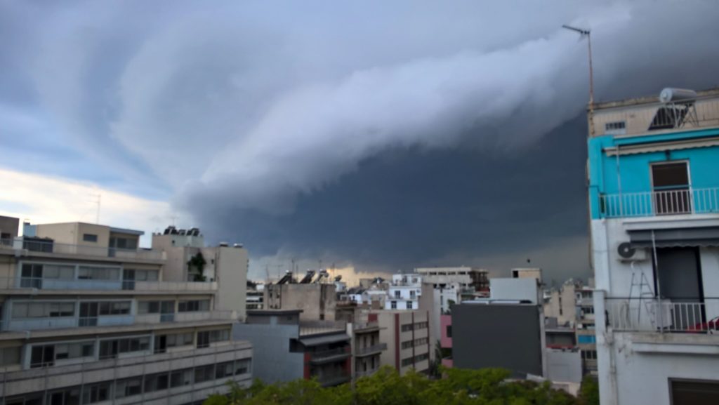 Και μετά την ισχυρή καταιγίδα στην Αττική, βγήκε το ουράνιο τόξο (Photos)