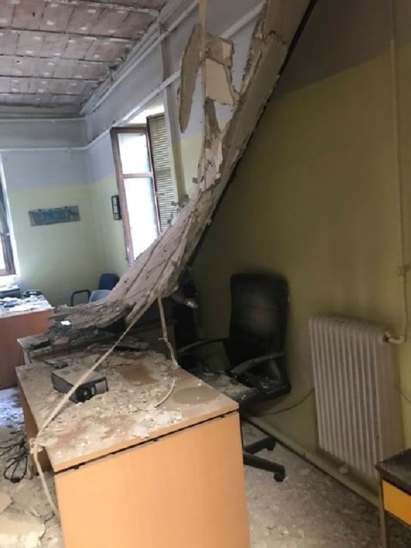 Παραλίγο τραγωδία: Κατέρρευσε η οροφή γραφείου στο Ιπποκράτειο Θεσσαλονίκης (Photos)