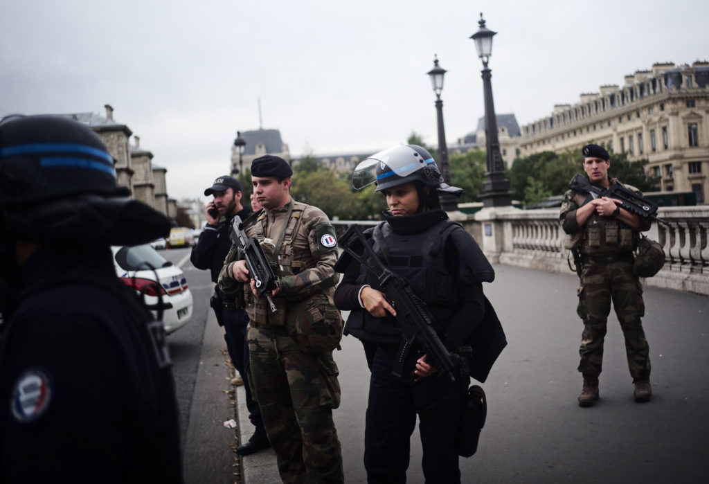 Παρίσι: Σοκάρει η εικόνα του νεκρού δράστη – Ήταν «υπόδειγμα υπαλλήλου» (Photos)