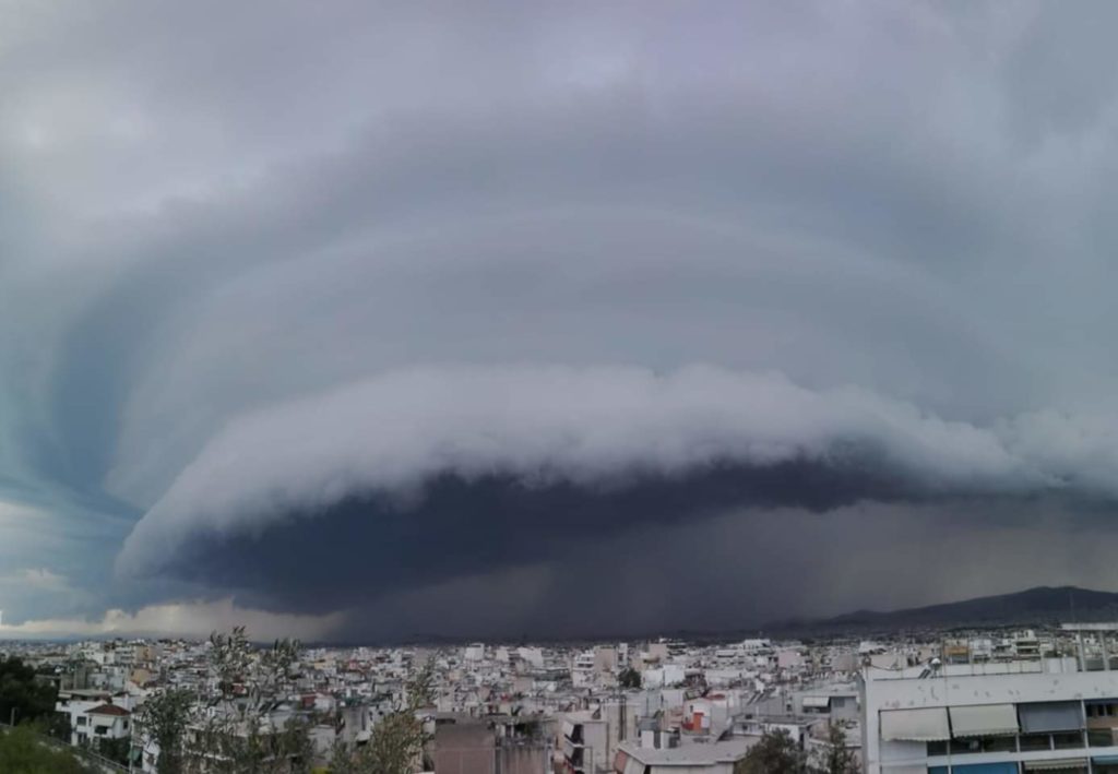 Τι είναι το shelf cloud που εμφανίστηκε ξαφνικά στον ουρανό της Αττικής (Photos – Video)