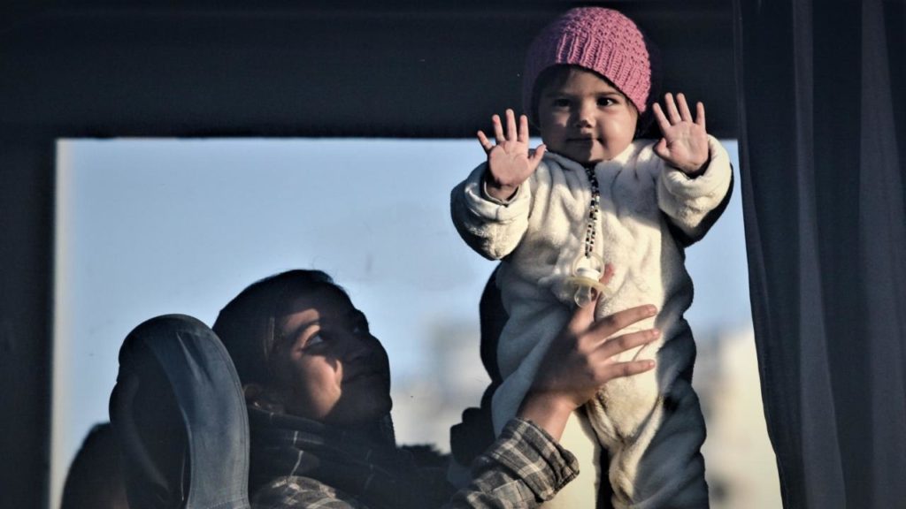 Η κυβέρνηση στερεί την περίθαλψη στα παιδιά προσφύγων που γεννήθηκαν στην Ελλάδα