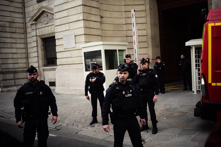 Παρίσι: Συνεχίζονται οι έρευνες για τη φονική επίθεση – Δεν αποκλείουν τίποτα οι αρχές