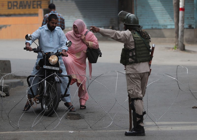 Ινδία: Επίθεση με βομβίδα στο Κασμίρ – τουλάχιστον 4 τραυματίες