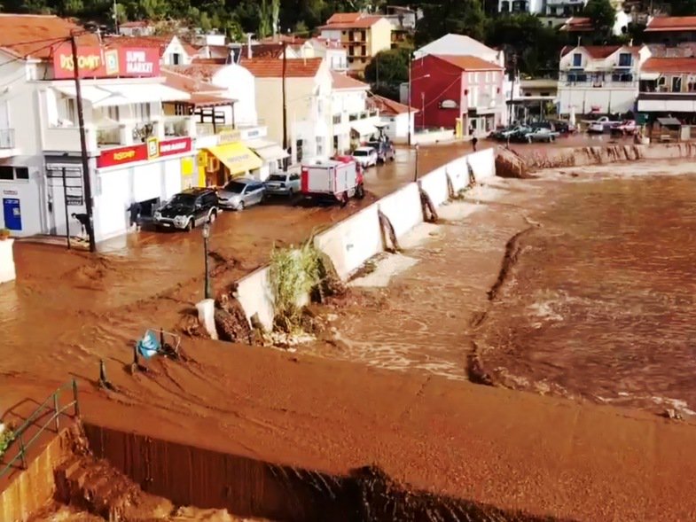 Πνίγηκε στη λάσπη η Κεφαλονιά – χάθηκαν ζώα και αυτοκίνητα (εικόνες – video)