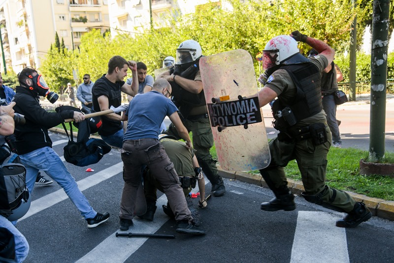 Πεδίο μάχης ΜΑΤ και διαδηλωτών στο άγαλμα Τρούμαν