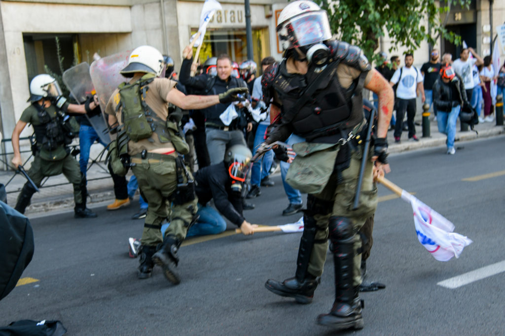 Καταγγελία ΠΑΜΕ για βίαιη επίθεση των ΜΑΤ στην πορεία κατά Πομπέο (Videos)