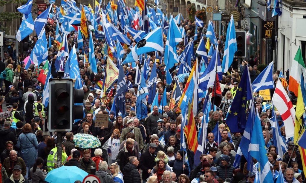Χιλιάδες Σκοτσέζοι στο Εδιμβούργο διαδήλωσαν υπέρ της ανεξαρτησίας (Photos+Videos)