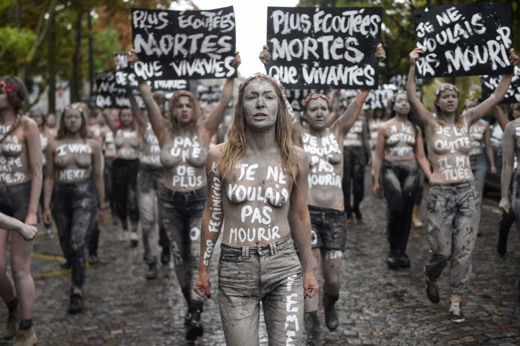 Δεκάδες γυμνόστηθες διαδηλώτριες της Femen κατά της γυναικοκτονίας στο Παρίσι (Video)