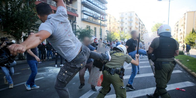 Το «καράτε κιντ» του ΠΑΜΕ κατά αστυνομικού στην πορεία για Πομπέο (Photos)