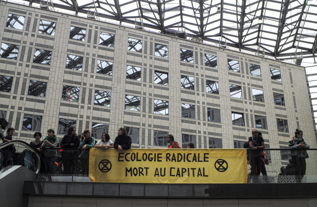 Γαλλικά ΜΑΤ και χημικά κατά κατάληψης εμπορικού κέντρου του κινήματος Extinction Rebellion (Photos+Videos)