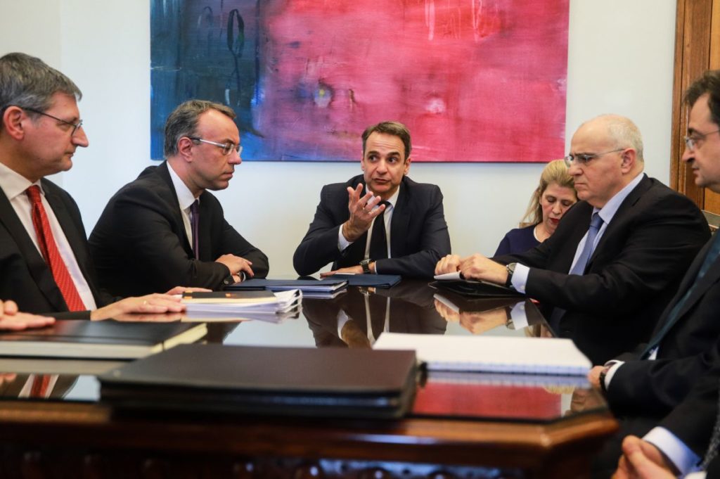 Προσχέδιο προϋπολογισμού: Η κυβέρνηση κάθεται στο μαξιλάρι ρευστότητας των 33 δισ. ευρώ του ΣΥΡΙΖΑ για να χρηματοδοτήσει τις παροχές της