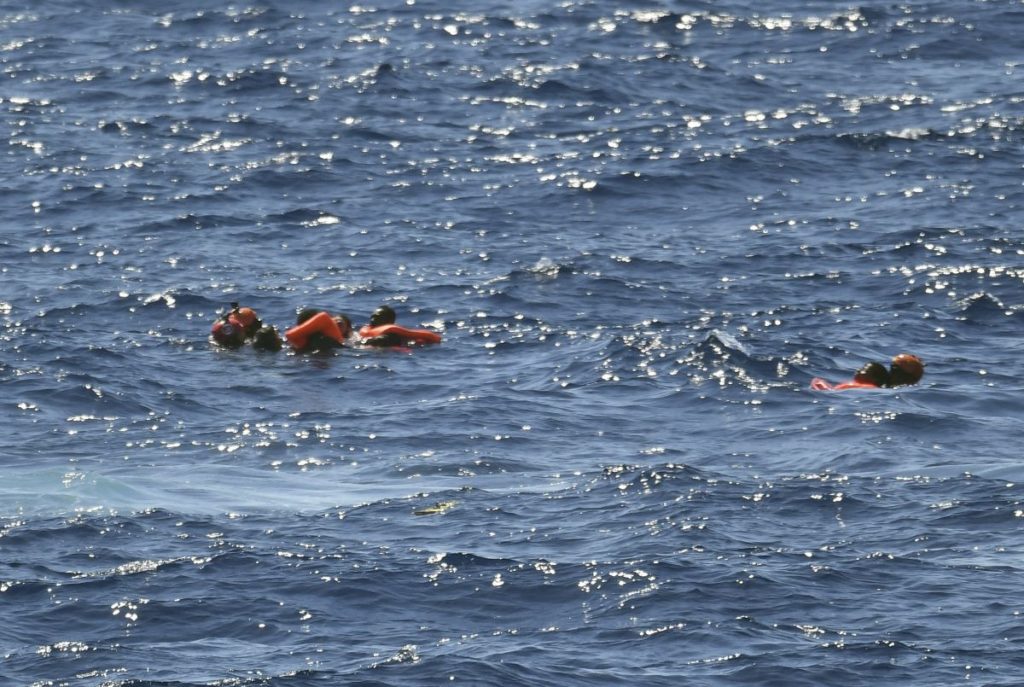 Τουλάχιστον 9 νεκροί από το ναυάγιο ανοιχτά της Λαμπεντούζα – Οκτώ παιδιά αγνοούνται