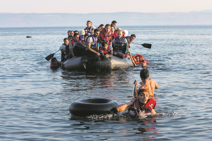 Με fake news κόβουν και ράβουν οι Ελληνες Σαλβίνι