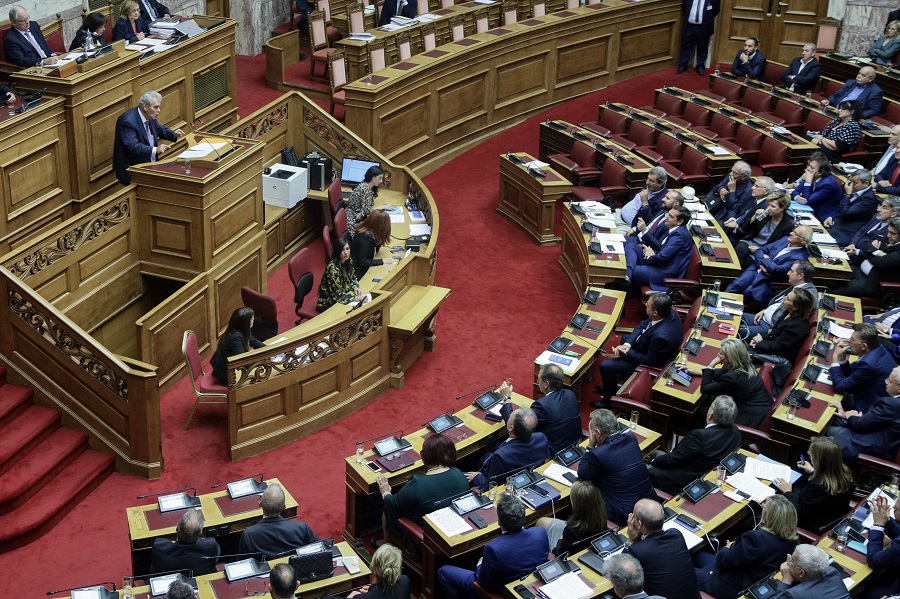 Η στιγμή που έπεσε γέλιο στη Βουλή: «Ο Ρασπούτιν έμεινε στην ιστορία για τα… σωματικά του χαρίσματα»