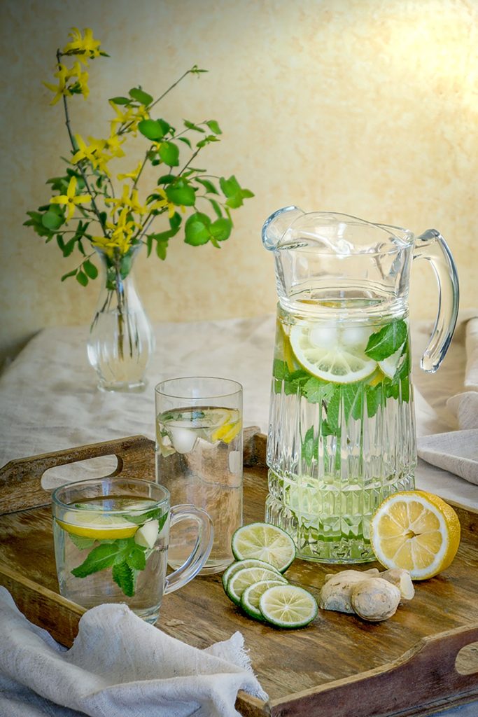 Οι ευεργετικές ιδιότητες του νερού με χυμό λεμονιού