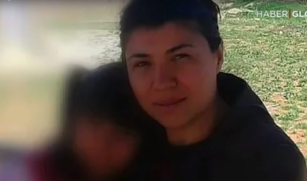 Τουρκία: Στο εδώλιο ο άνδρας που μαχαίρωσε μέχρι θανάτου την πρώην σύζυγό του μπροστά στα μάτια της κόρης του (Video)
