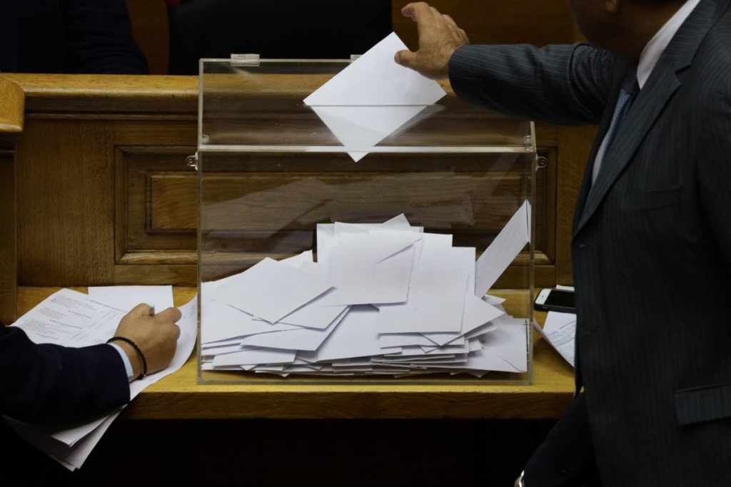 «Σφάζονται» ΝΔ – ΚΙΝΑΛ για τις έξι διαρροές στην ψηφοφορία για την προανακριτική