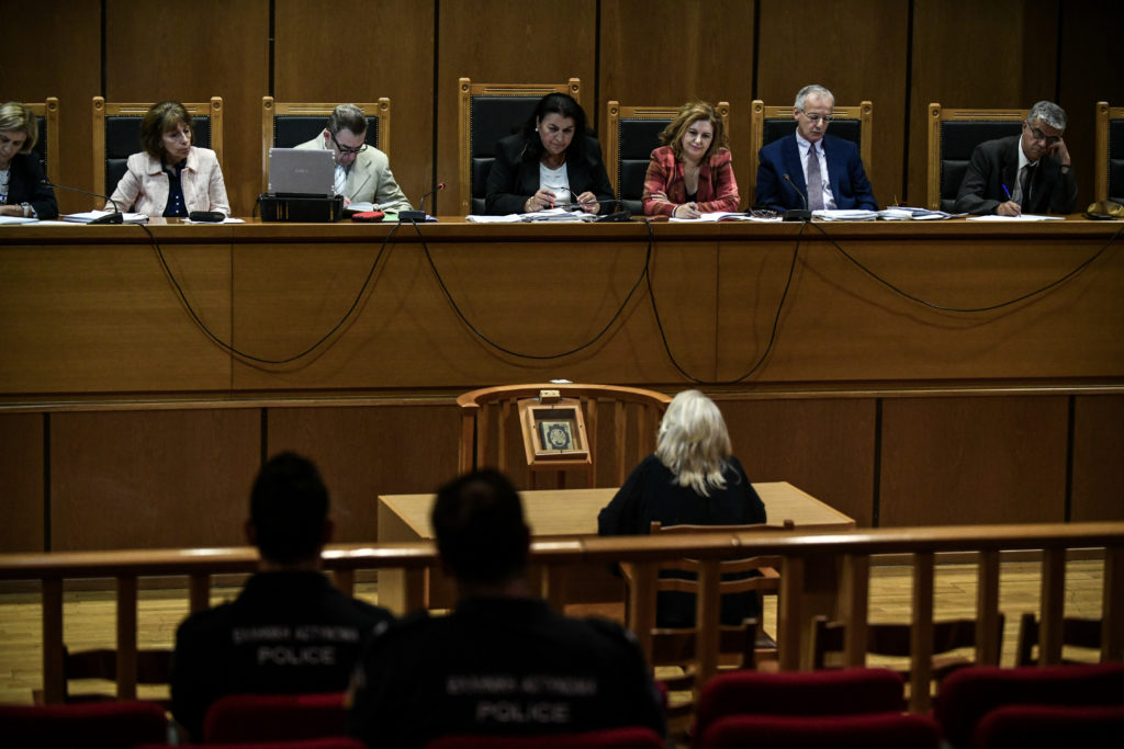 Δίκη Χρυσής Αυγής: «Μέλος; Εγώ είμαι απλώς σύζυγος του γενικού γραμματέα», λέει η Ζαρούλια