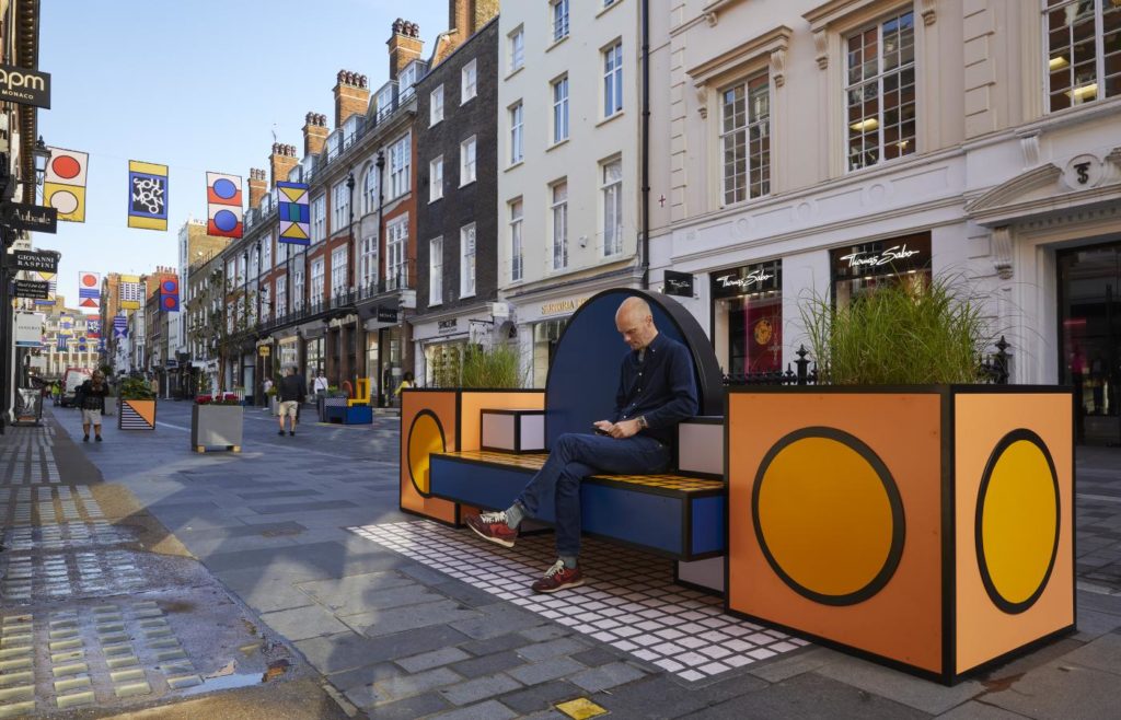 Λονδίνο: Συναρπάζει ο δρόμος με τα γλυπτά χρωματιστά έπιπλα (Photos)