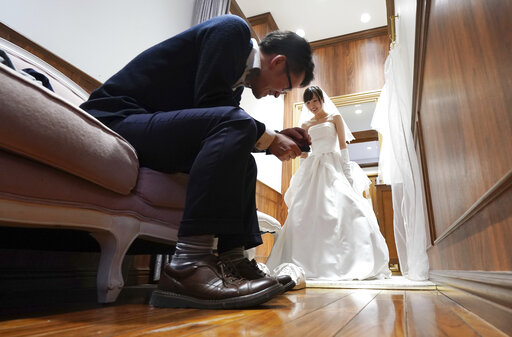 Ιαπωνία: Το «κυνήγι συζύγου» – Κρατική φροντίδα με γραφεία συνοικεσίων, εφαρμογές στα κινητά και όχι μόνο