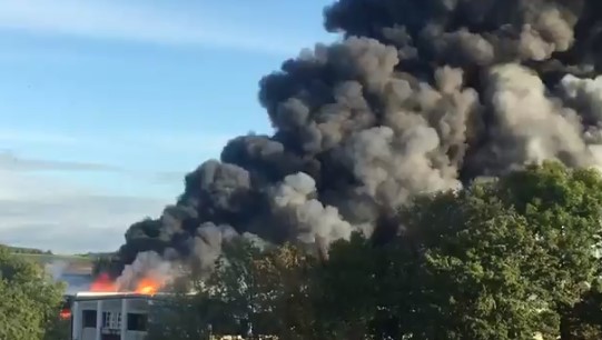 Αυστρία: Έκρηξη σε εργοστάσιο κοντά στο αεροδρόμιο του Λιντς – Πληροφορίες για τραυματίες (Video)