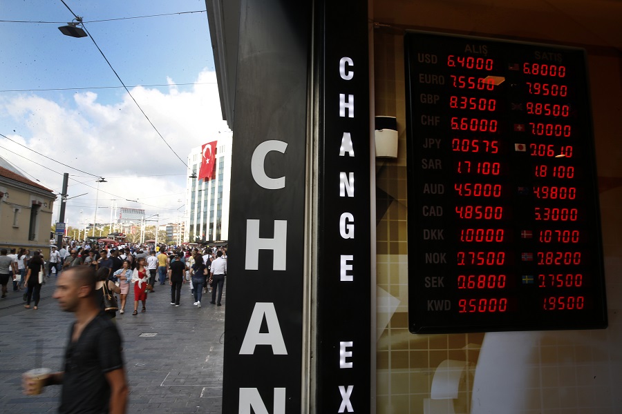 Πέφτει η τουρκική λίρα μετά τις αντιδράσεις για την εισβολή στη Συρία