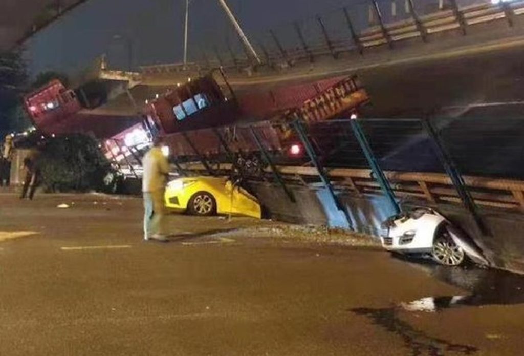 Εικόνες – σοκ στην Κίνα: Κατέρρευσε γέφυρα – Φόβοι για πολλούς νεκρούς (Video)