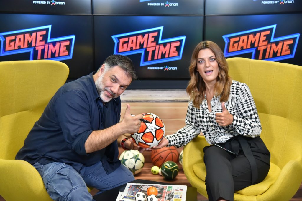 O Γρηγόρης Αρναούτογλου σε μια εμφάνιση-έκπληξη – Ο παρουσιαστής δείχνει τις ποδοσφαιρικές του γνώσεις στο Game Time του ΟΠΑΠ