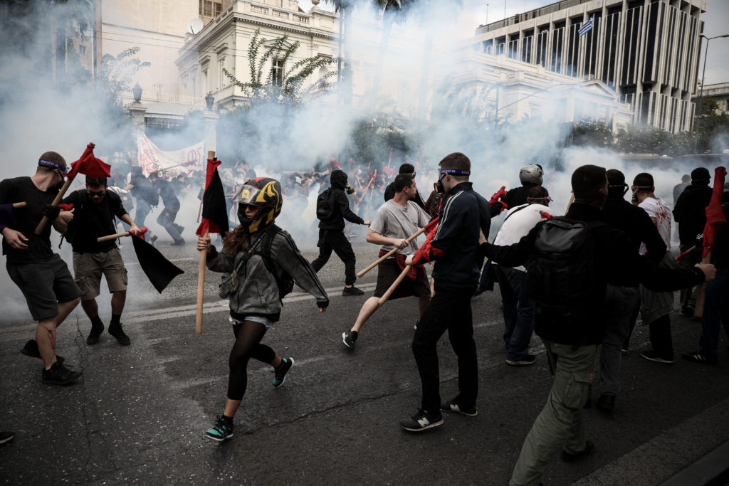 Στους δρόμους οι φοιτητές για τον νόμο – πλαίσιο της Κεραμέως: Επεισόδια και χημικά στο Σύνταγμα (Photos)