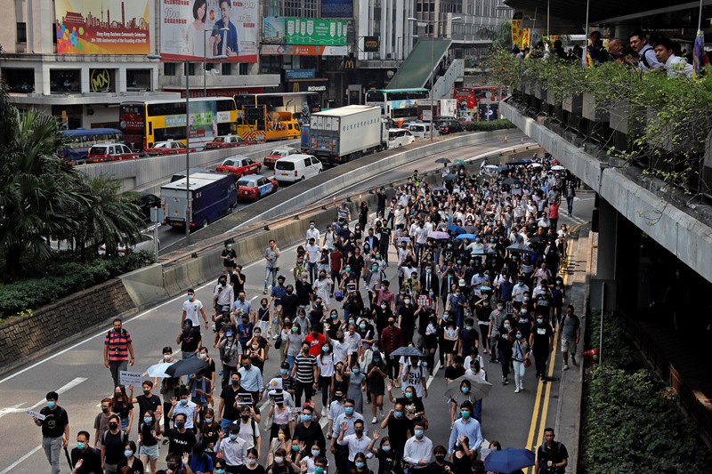Χονγκ Κονγκ: Διαδηλώσεις παντού και καθιστική διαμαρτυρία ηλικιωμένων
