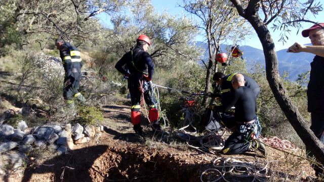 Επιχείρηση της ΕΜΑΚ για τη διάσωση κυνηγόσκυλου σε φαράγγι της Οίτης