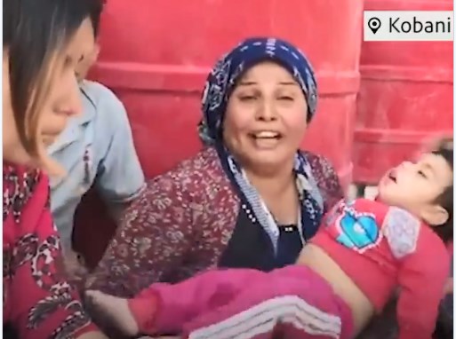 Koμπανί: Συγκλονίζει Κούρδισσα κρατώντας το άψυχο σώμα της κορούλας της: «Οι Αμερικανοί μας πούλησαν στην Τουρκία»! (Video)