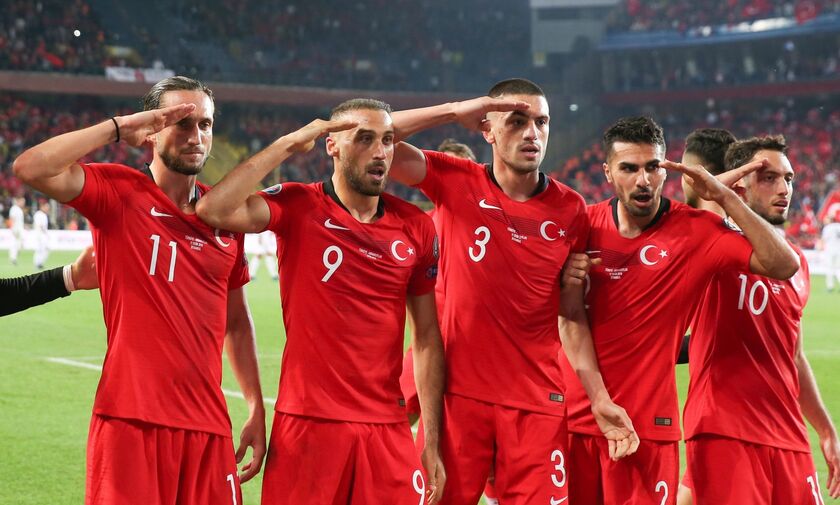 UEFA: Κίνδυνος τιμωρίας της Τουρκίας για τον στρατιωτικό χαιρετισμό των παικτών της