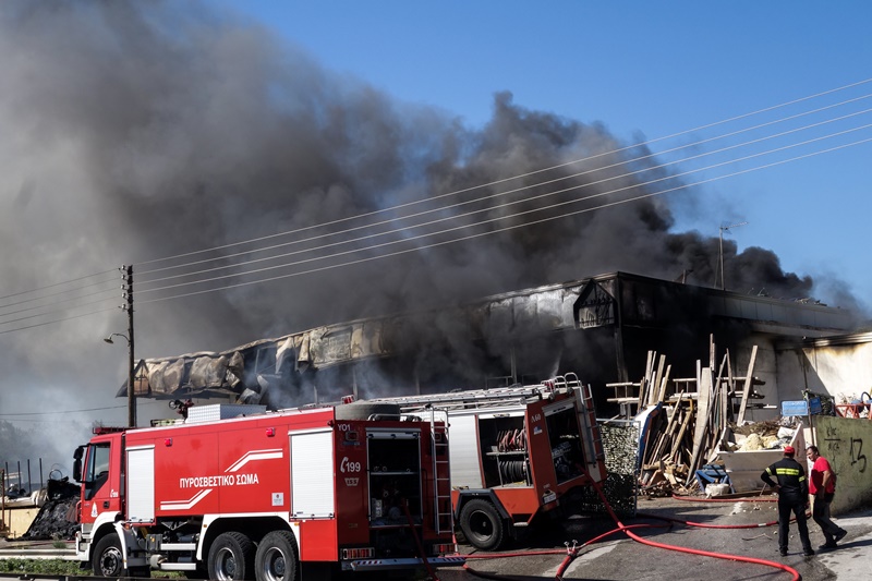 Πυρκαγιά αφάνισε επιχείρηση ξυλείας στο Κορωπί (εικόνες)