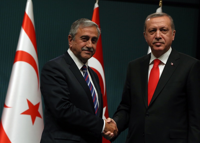 Οργή και απειλές του Ερντογάν κατά του Μουσταφά Ακιντζί: Έχει τελείως ξεπεράσει τα όρια