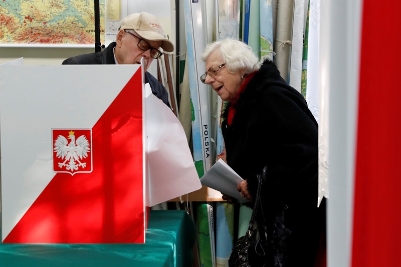 Πολωνία: Το συντηρητικό Κόμμα Δικαίου και Δικαιοσύνης εξασφαλίζει την απόλυτη πλειοψηφία