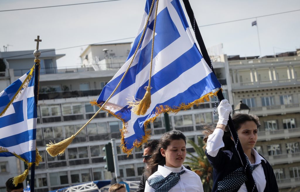 ΣΥΡΙΖΑ: Η ΝΔ με την κατάργηση της κλήρωσης για τους σημαιοφόρους επιχειρεί να ενεργοποιήσει τα εθνικιστικά και ακροδεξιά αντανακλαστικά