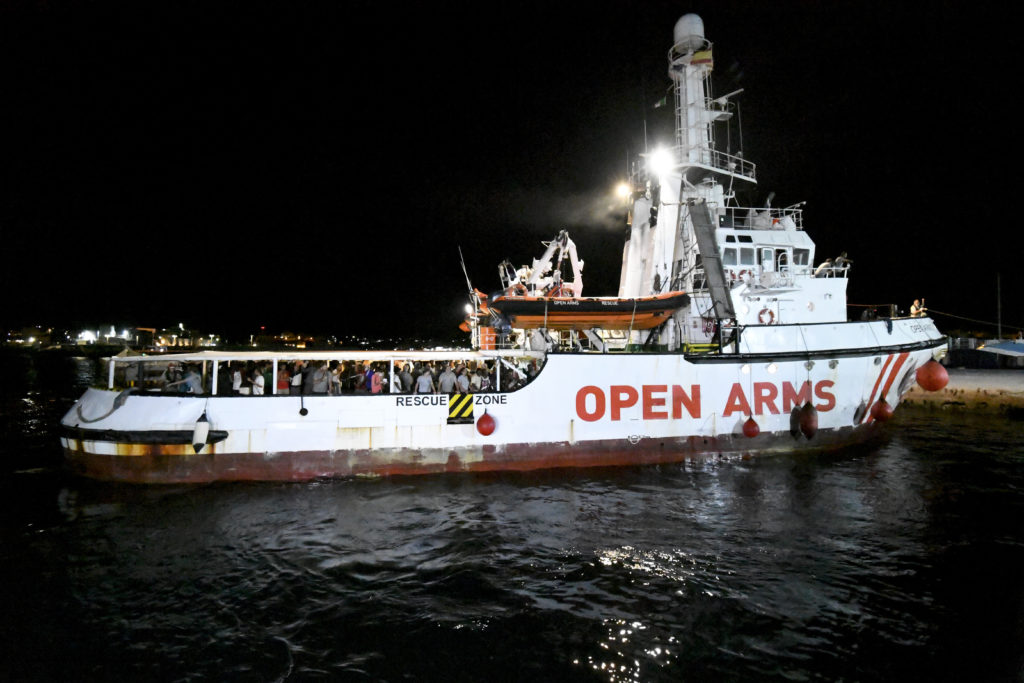 Πρωτοφανής επίθεση κατοίκων της Λέσβου στο πλοίο «Open Arms» – Πέταξαν πέτρες και το εμπόδισαν να προσεγγίσει (Video)