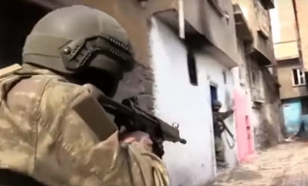 Τούρκος πρώην κομάντο: «Αυτά που κάνει τώρα ο ISIS τα κάναμε από τη δεκαετία του ’90» (Video)