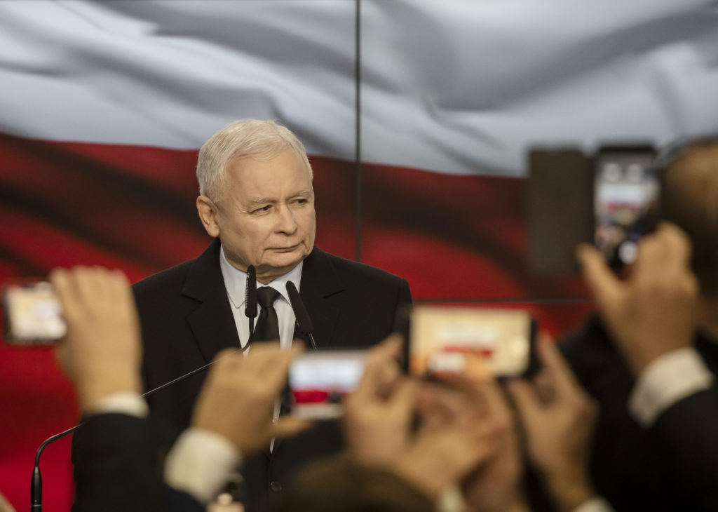 Πολωνία: Οριακή πλειοψηφία του υπερσυντηρητικού, εθνικιστικού κόμματος στην κάτω βουλή