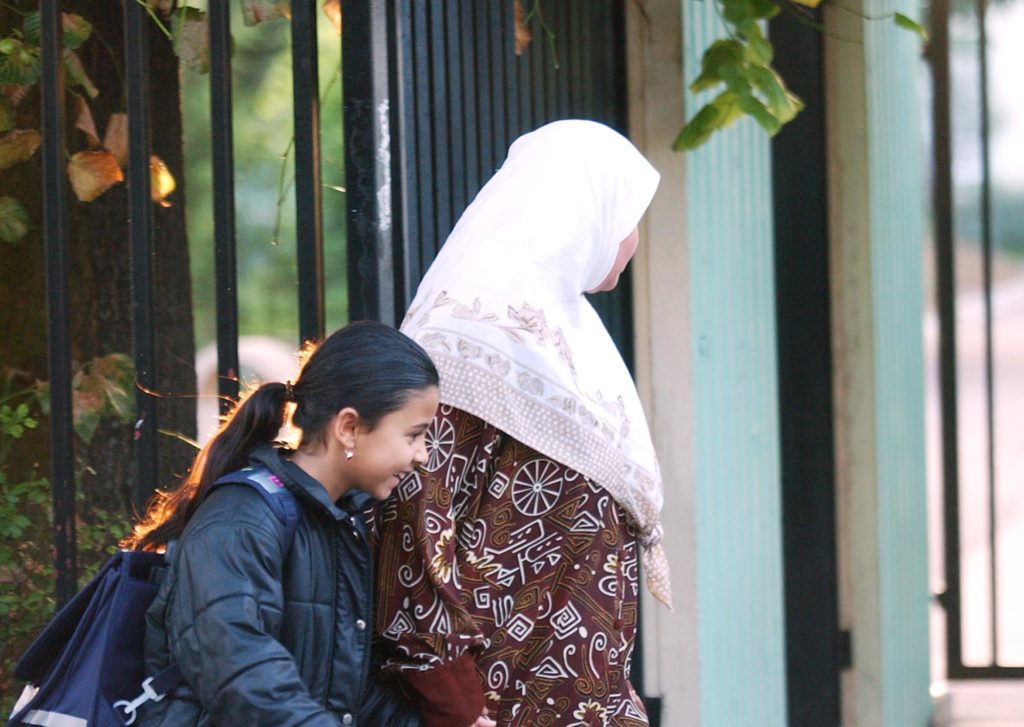 Γαλλία: Η μουσουλμανική μαντίλα επανέρχεται στον δημόσιο διάλογο