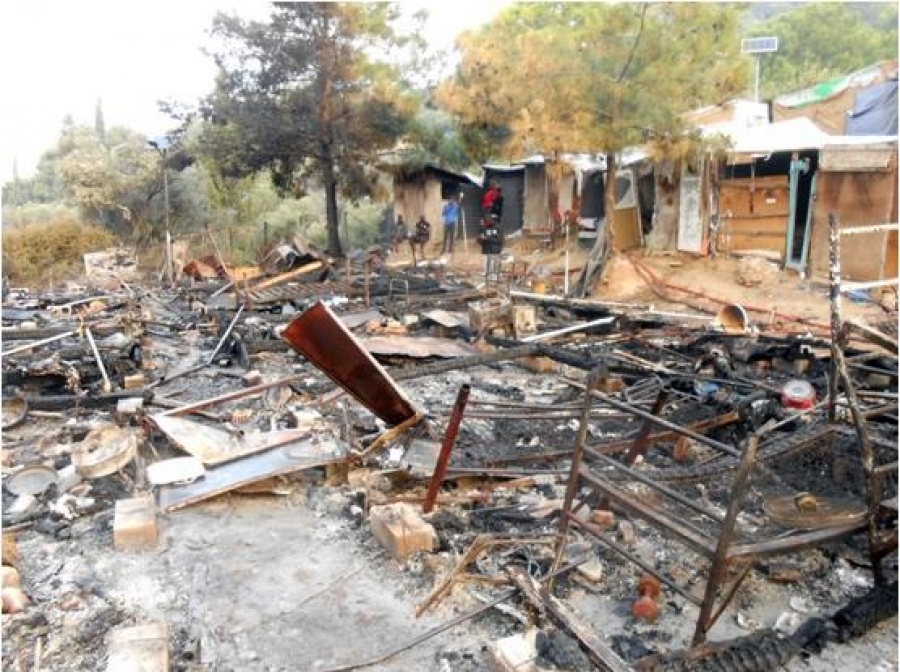 Μεγάλες καταστροφές στο hotspot της Σάμου μετά τη φωτιά (Photos)