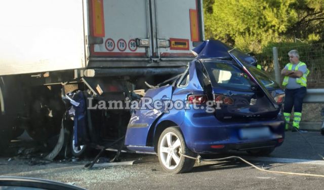 Αυτοκίνητο «καρφώθηκε» σε νταλίκα – Νεκρός ο 42χρονος οδηγός (Photos)