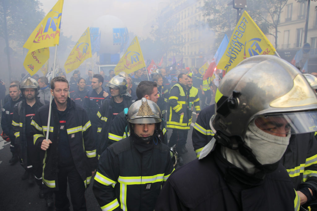 Δακρυγόνα και μάνικες νερού κατά πυροσβεστών σε διαδήλωση στο Παρίσι