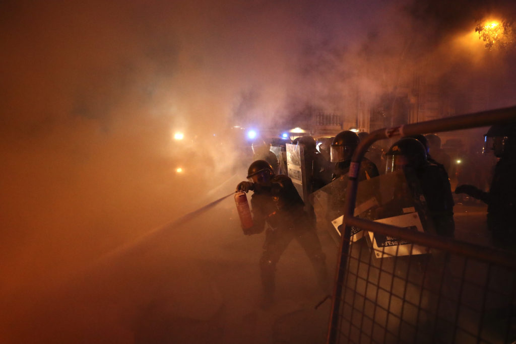 Νέες συγκρούσεις αστυνομίας και διαδηλωτών στην Καταλονία (Photos)