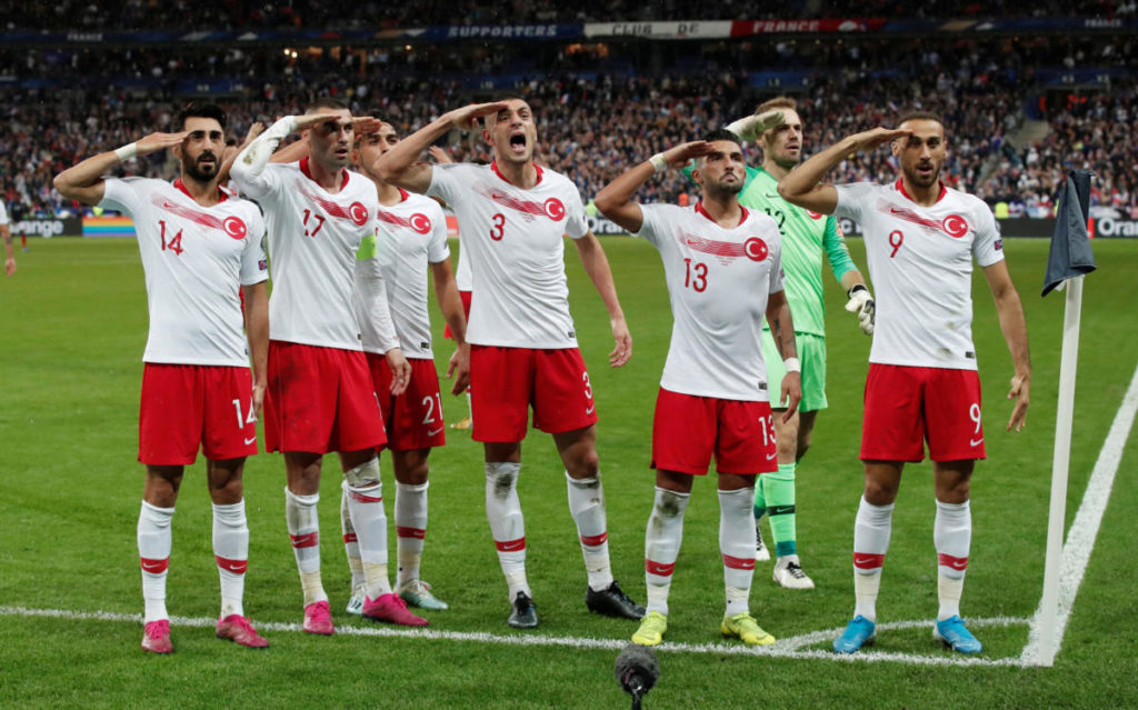 UEFA: «Ξύπνησε» και ξεκινάει έρευνα για τις τούρκικες προκλήσεις