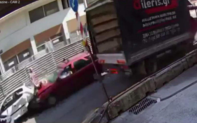 Βίντεο – σοκ: Καρέ καρέ η στιγμή που αυτοκίνητο παρασύρει γυναίκα στη Θεσσαλονίκη