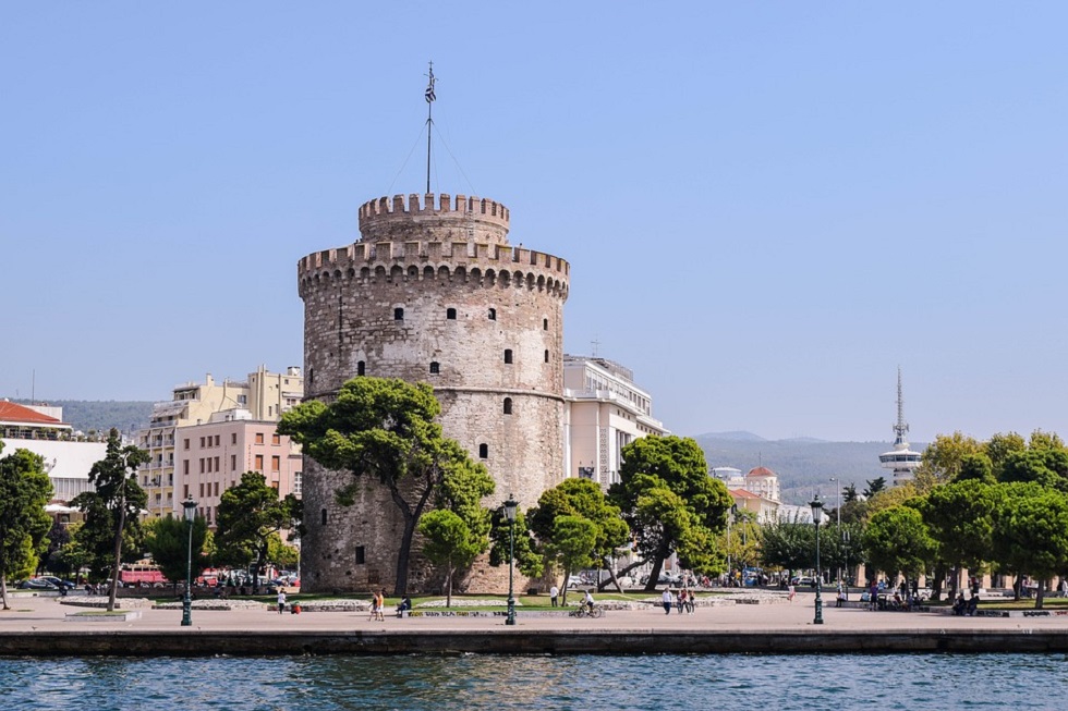 Θεσσαλονίκη: Πτώση δέντρου προκάλεσε ζημιές σε τέσσερα Ι.Χ
